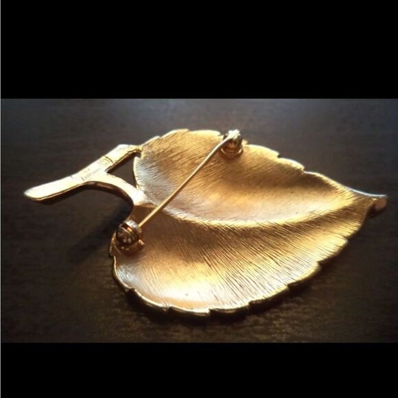 VINTAGE SIGNED CROWN TRIFARI LEAF GOLD TONE 2 1/4" BROOCH - Picture 2 of 4